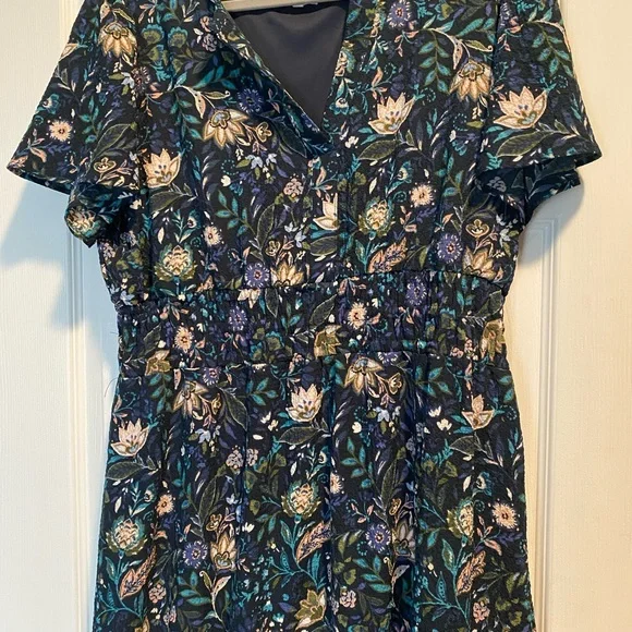 Floral V-Neck Dress - Picture 4 of 9